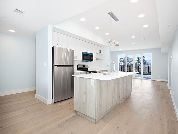 4th image of 215 Royal Ave #402