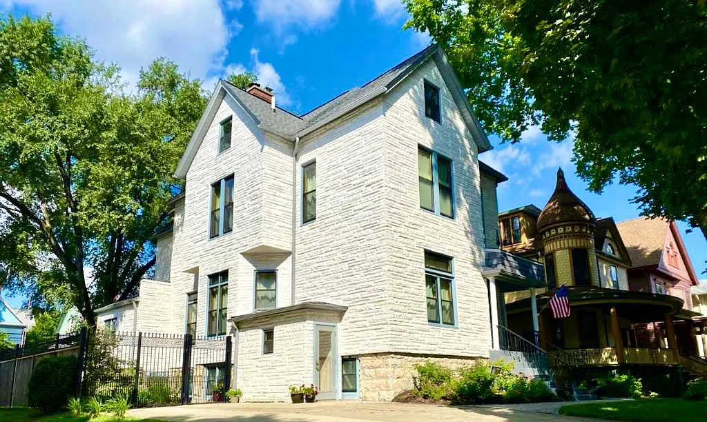 3 bed, $2,400 — Photo 1