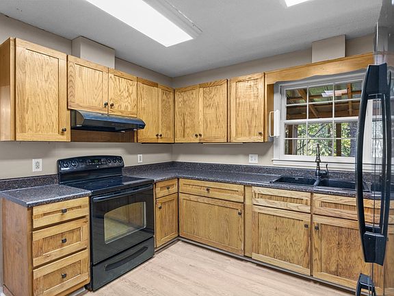 5th image of 142 Hickory Hill Dr