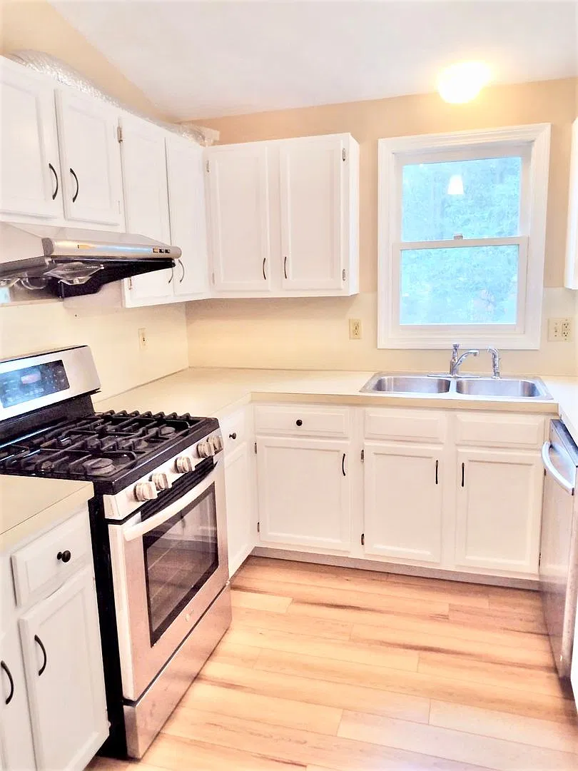 **Barrington Single Family - $3,200** — Photo 3