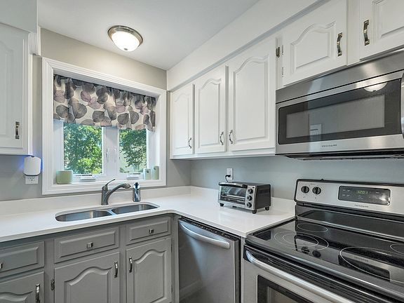 4th image of 14 Shelburne Rd