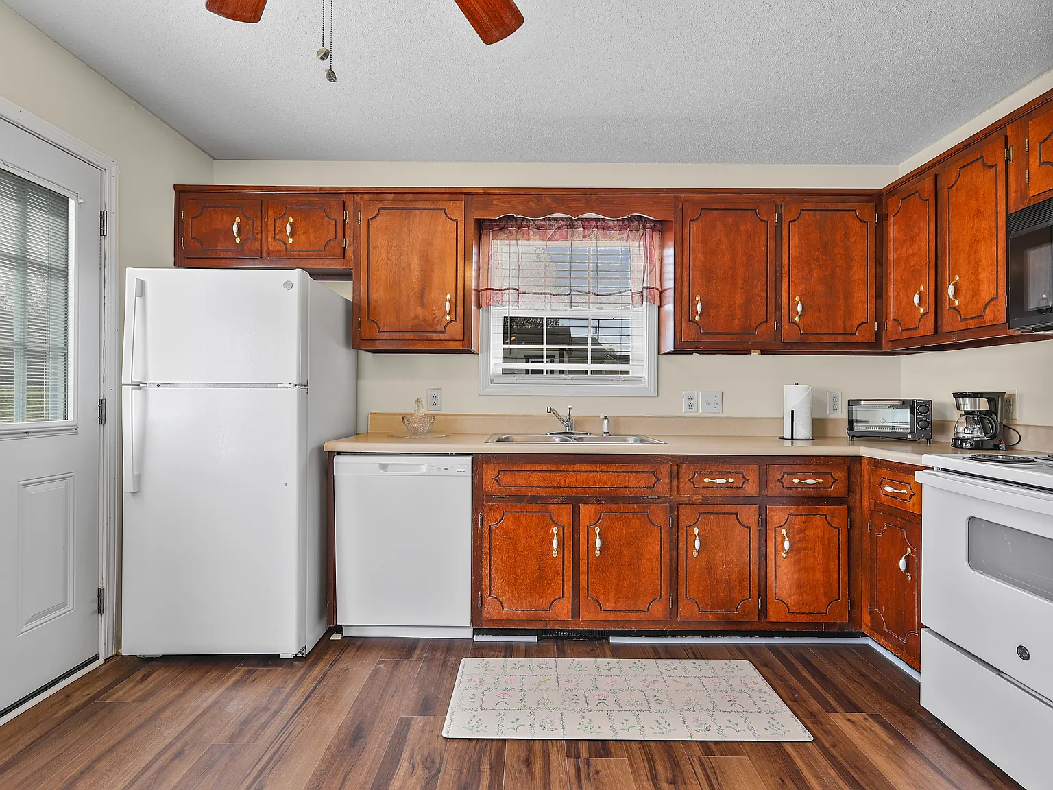3 bed, 954 sqft, $2,275 — Photo 2