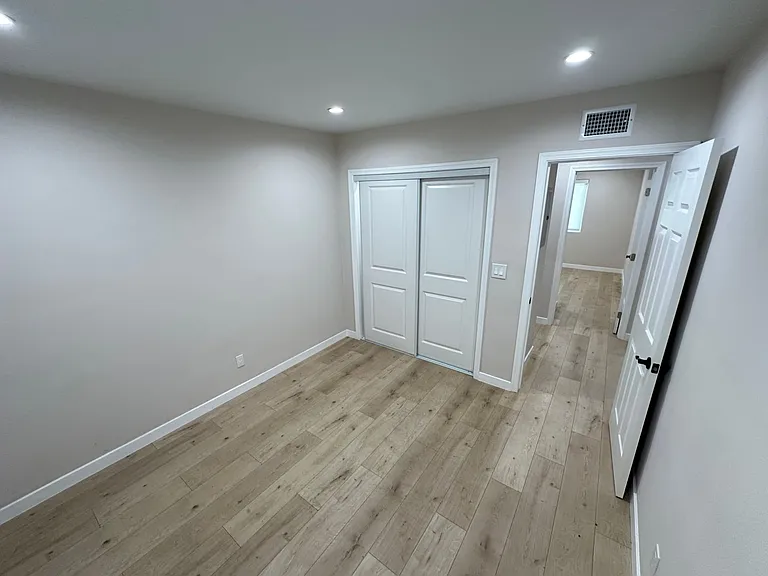 6722-6724 Hesperia Ave — Photo 5
