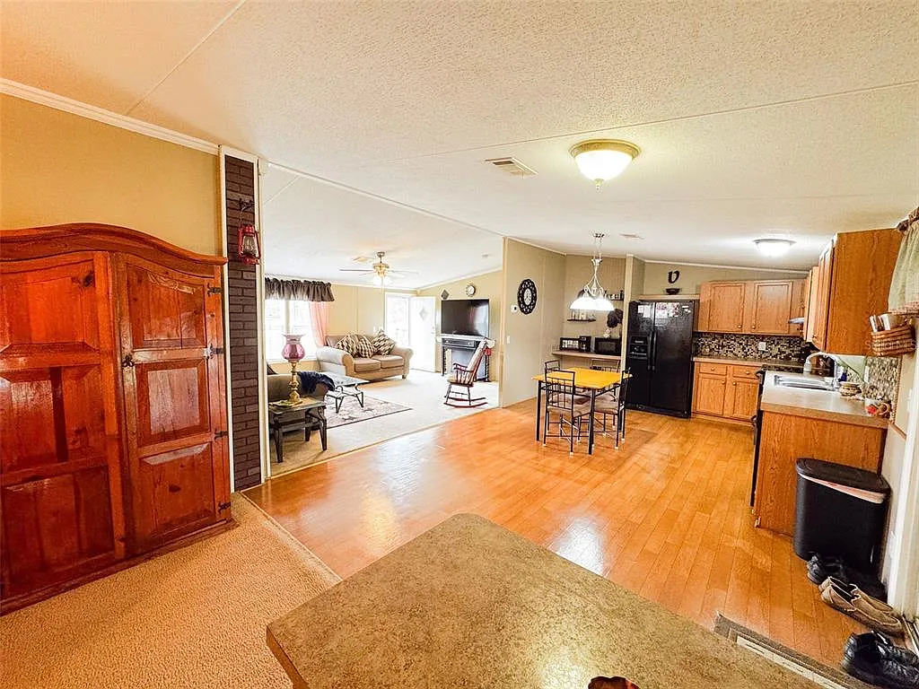 3 bed, 2.0 bath, 1620 sqft, $2,250 — Photo 3