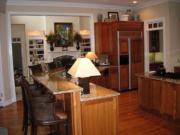Top of line gourmet kitchen w/keeping rm