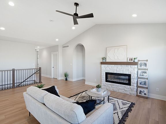 4th image of 1570 NW Parkside Ln