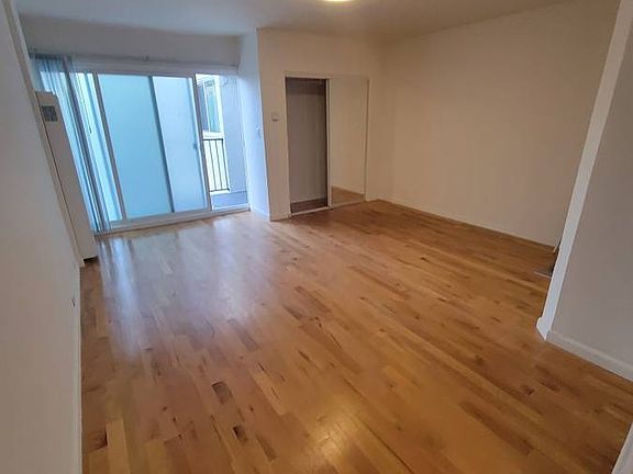 4th image of 489 1/2 S Roxbury Dr #A