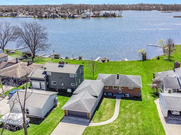 9301 Gale Rd, White Lake, MI 48386