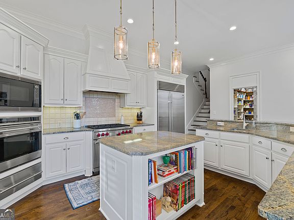 3rd image of 517 Gramercy Dr NE