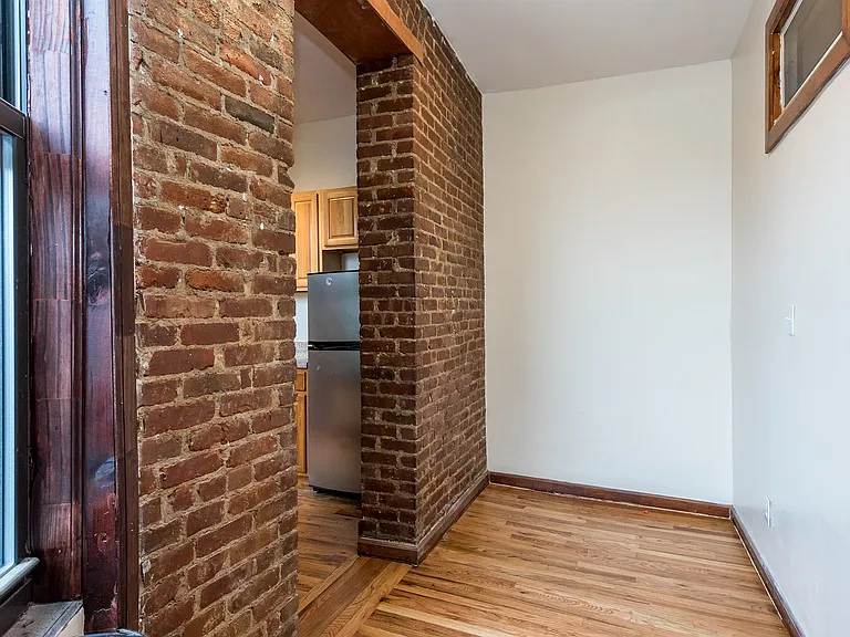206 Scholes St #25 — Photo 16