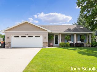 7474 Woodside Dr, Hudsonville, MI