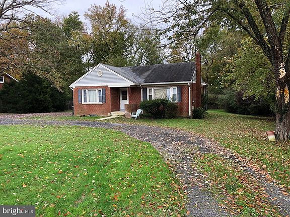 3rd image of 207 W Hawthorne Dr