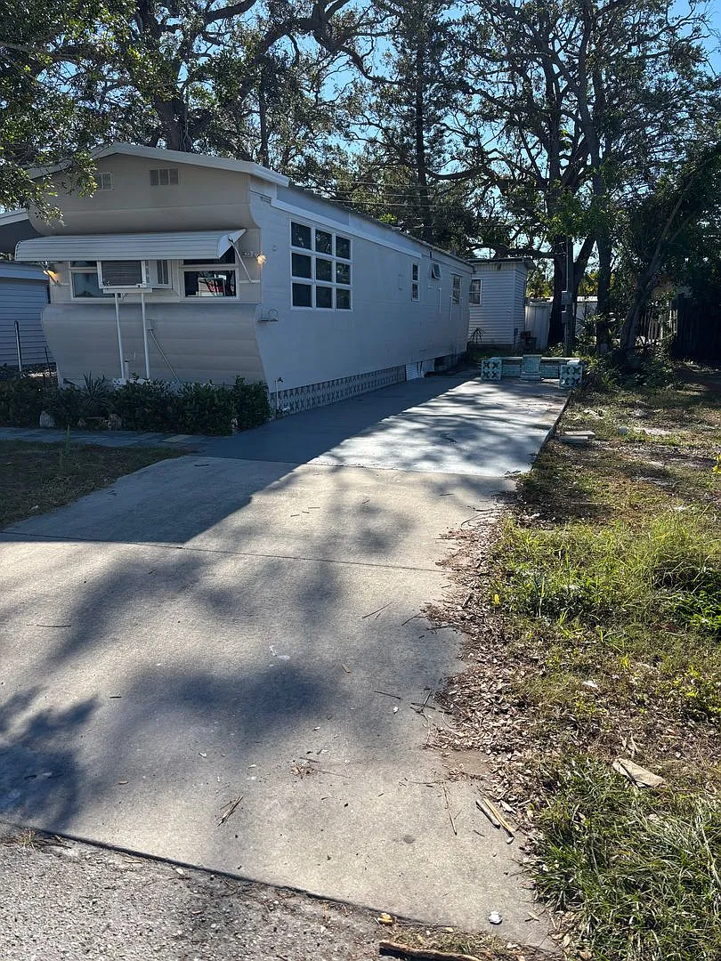 Vintage 1 Bed, 1 Bath Mobile Home in Pic Town Estates! — Photo 4
