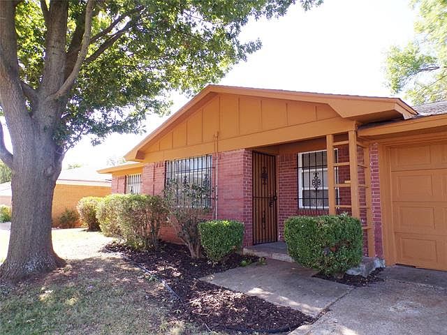 1st image of 1424 Cloverdale Dr