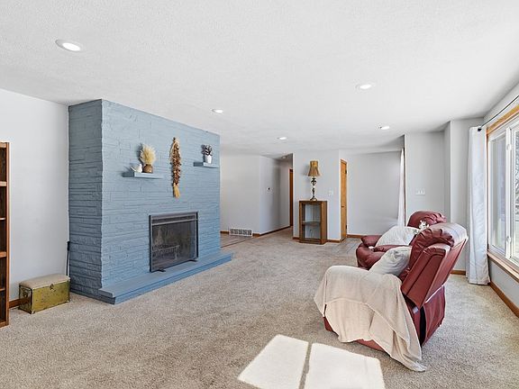 2nd image of 173 Brookwood Way N