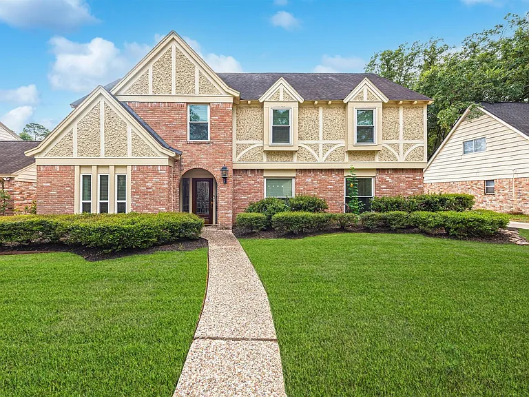 1807 Saddlecreek Dr — Photo 3