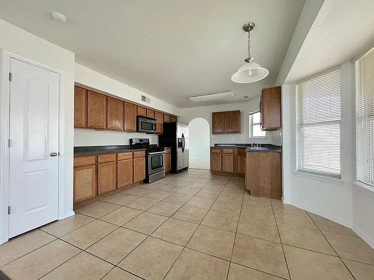 6404 Kenmore — Photo 11