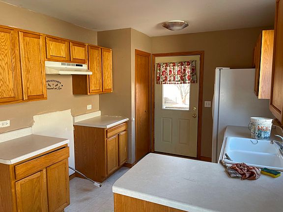 4th image of 631 Brown St