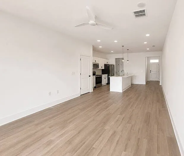 3 bed, 2.5 bath, 1579 sqft, $2,360 — Photo 4