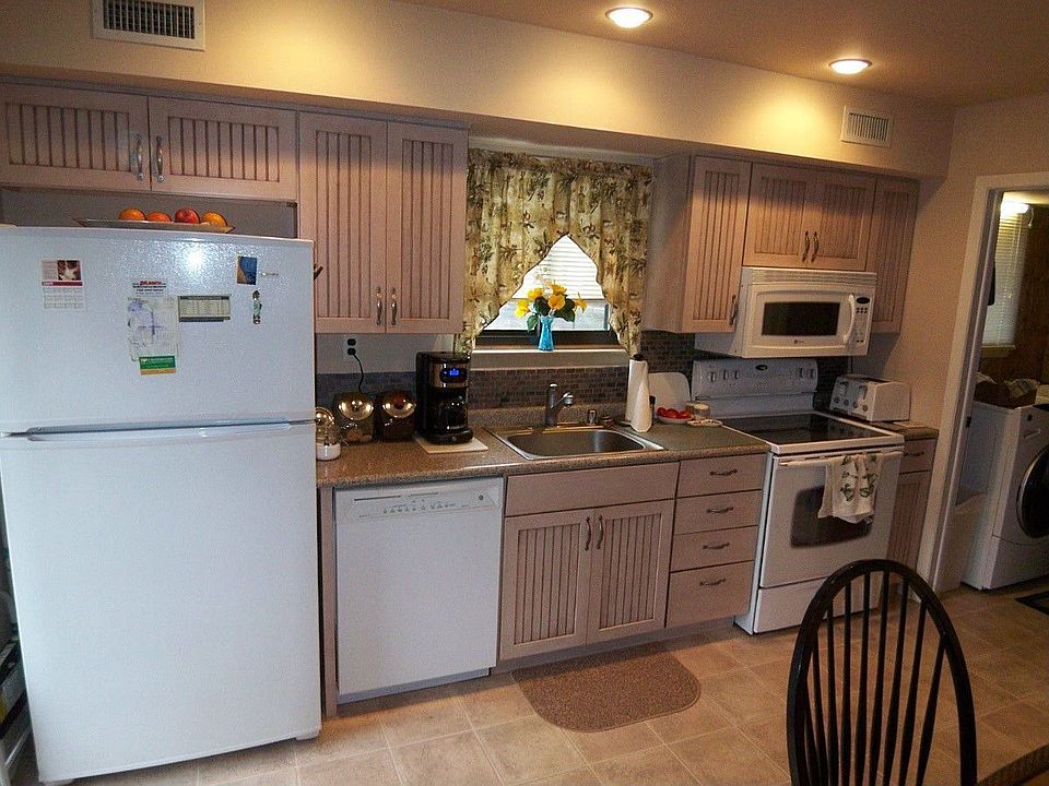 EIK, Newer kitchen w/newer appliances and recessed lighting.