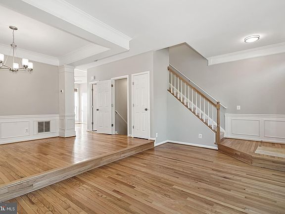 3rd image of 18 Arell Ct