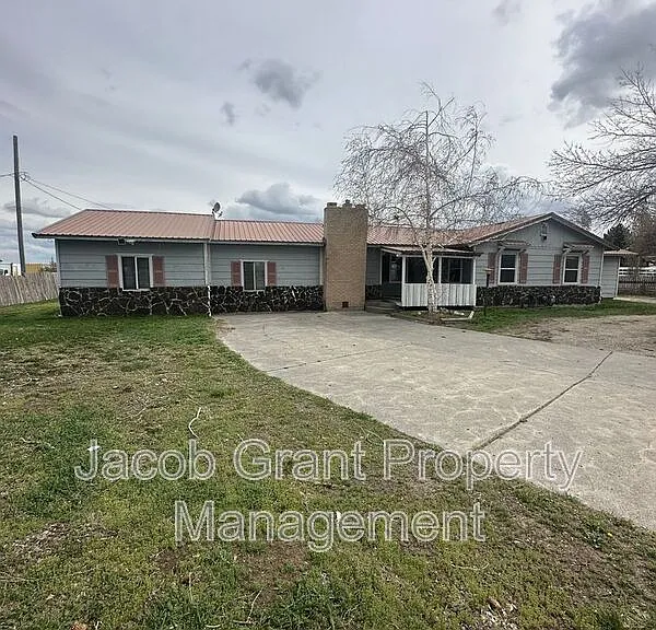 4590 N 15 E — Photo 1