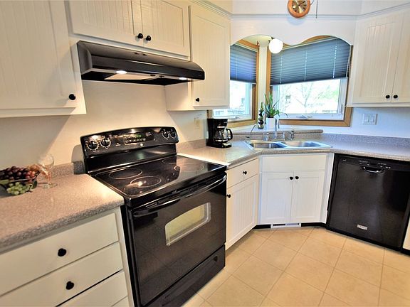 3rd image of 2752 Woodstock Ct