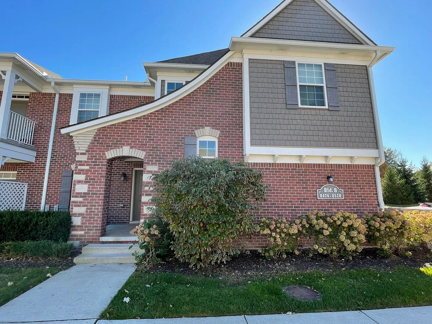 Shelby Township, 1st Floor Access! 2 Bedrooms, 2-Baths, att. Garage — Photo 1