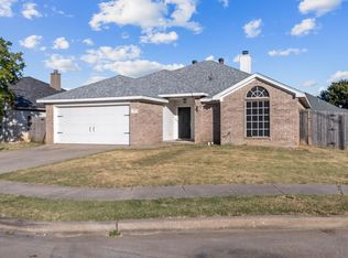 607 Meadowbrook Dr, Burleson, TX 76028