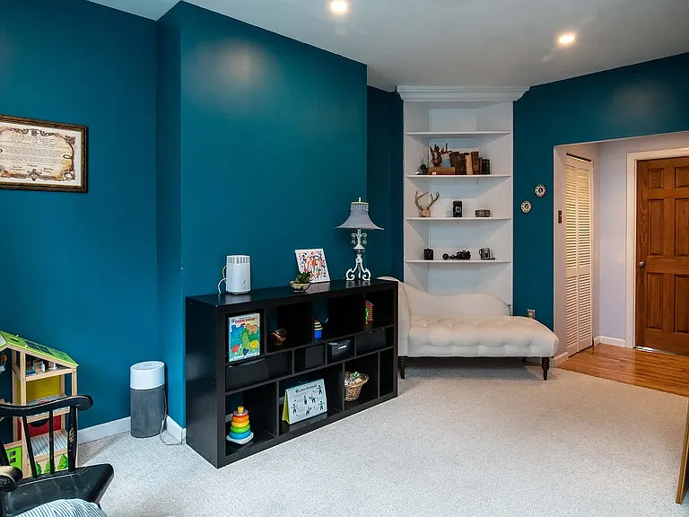 213 W George St — Photo 10