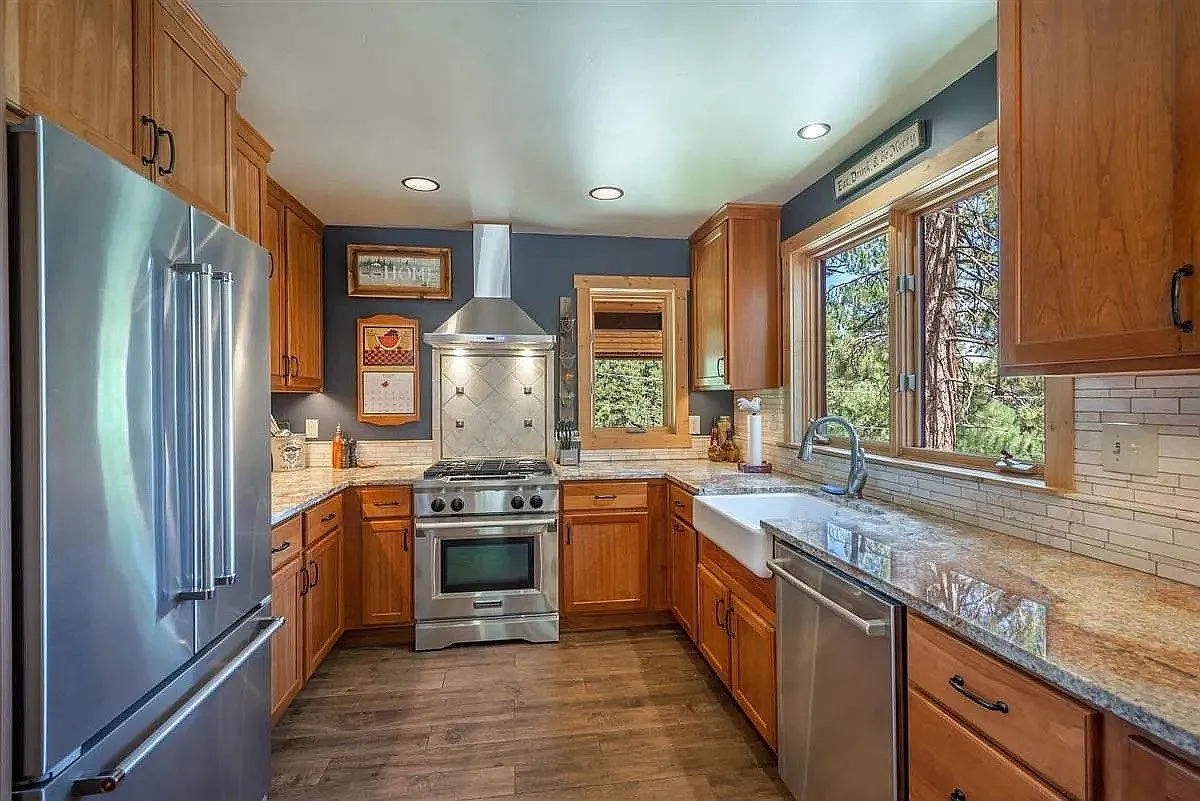 3 bed, 3.5 bath, 3000 sqft, $6,600 — Photo 2