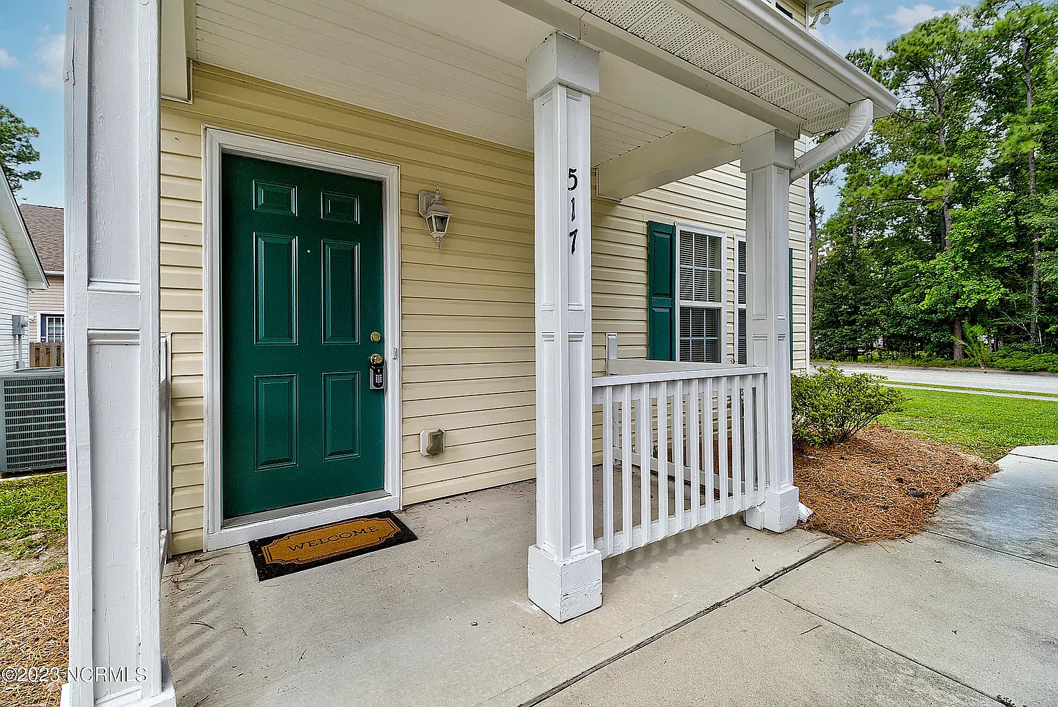 3 bed, 2.0 bath, 1367 sqft, $1,850 — Photo 2