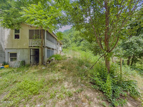 3rd image of 809 Wyatt Hollow Rd
