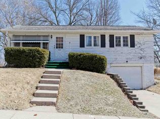 2952 Circle Dr NE, Cedar Rapids, IA 52402