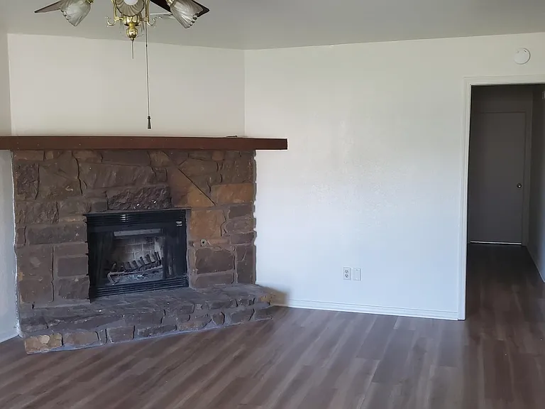1024 N Oak Ct — Photo 5
