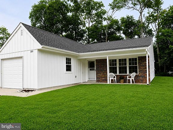 2nd image of 220 Lexington Dr