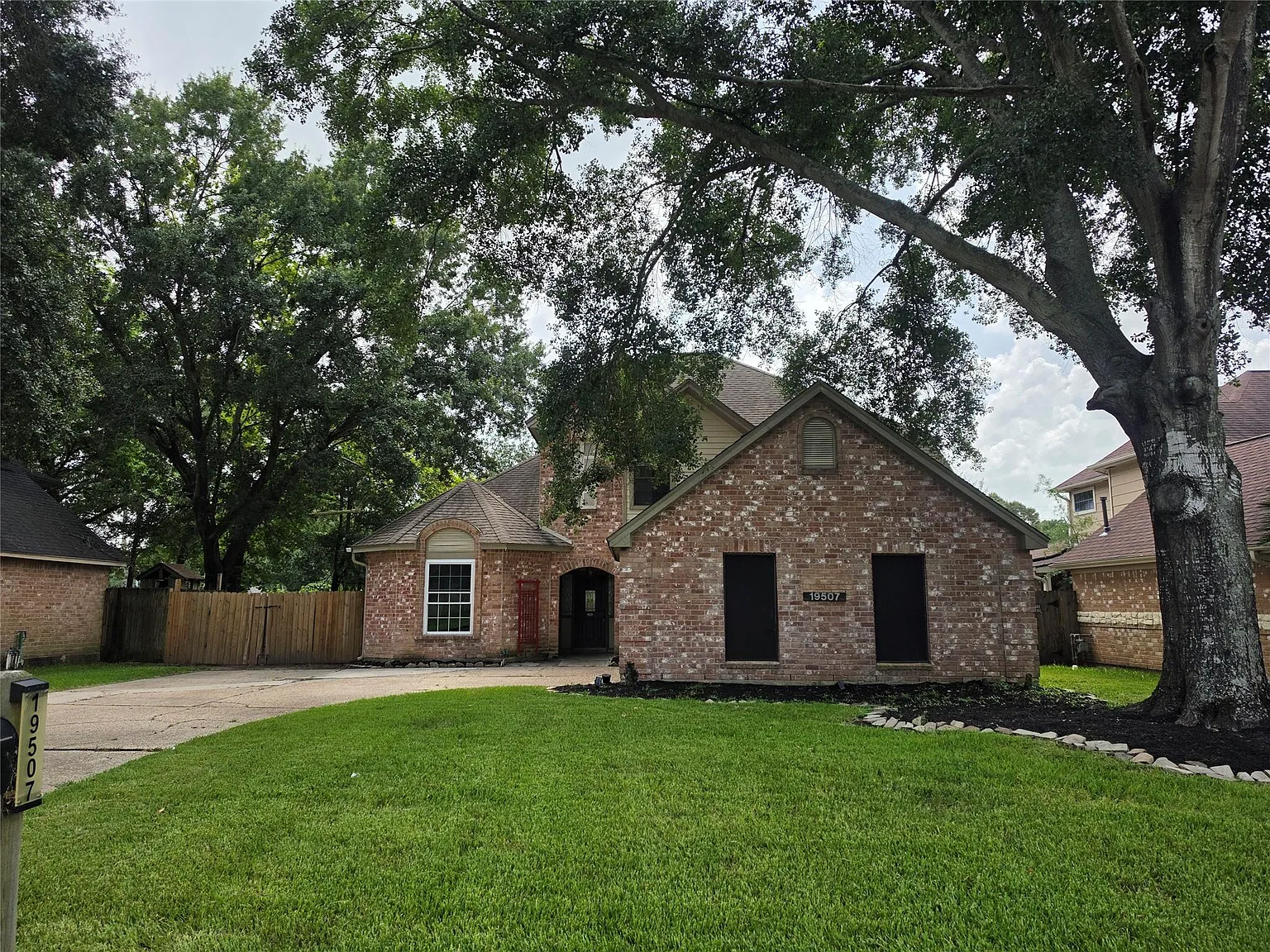 3 bed, 2.5 bath, 2350 sqft, $2,350 — Photo 3
