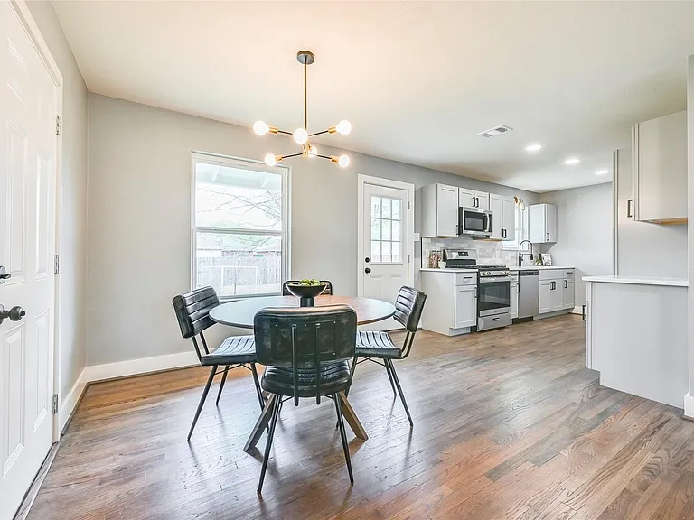 2729 Lockhart Ave — Photo 10