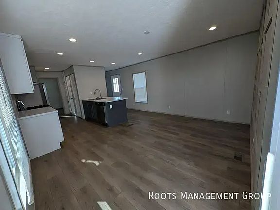 3rd image of 700 E 6th St #121