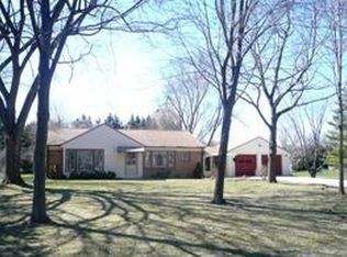 2325 S Meadowmere Pkwy, New Berlin, WI 53151