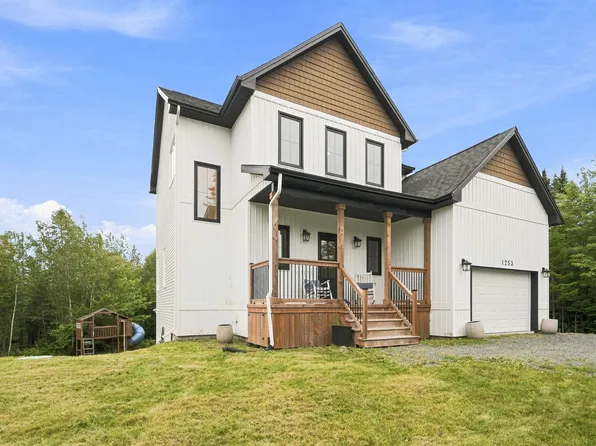 1253 McCabe Lake Dr, Middle Sackville, NS B4E 0P5