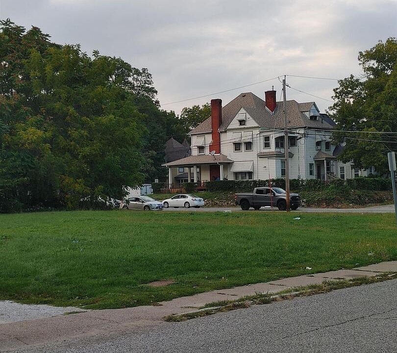 1st image of 641 E Locust St