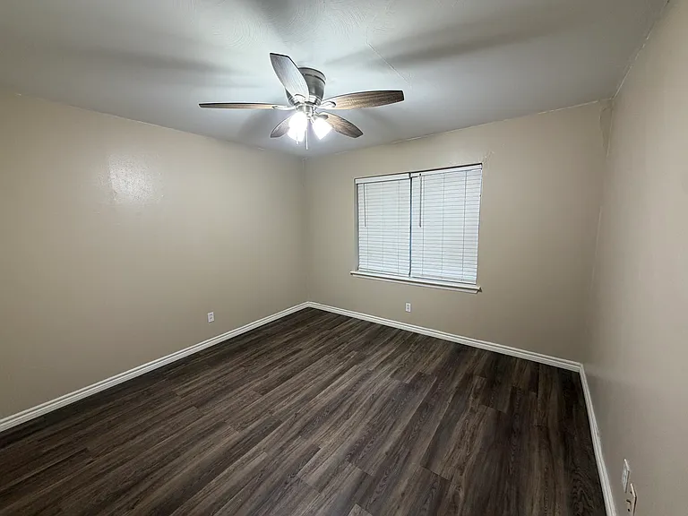 1219 Hampshire Ln #B — Photo 13