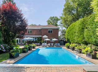 15 Grosvenor Pl, Great Neck, NY 11021