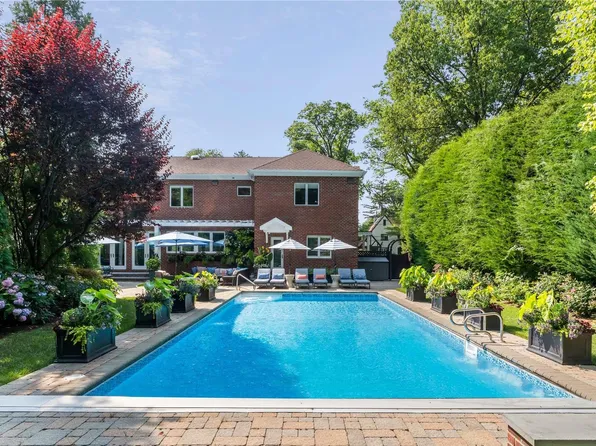 15 Grosvenor Place, Great Neck, NY 11021