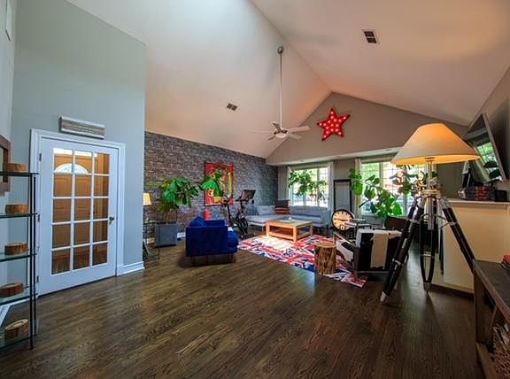 5th image of 2164 N Bell Ave