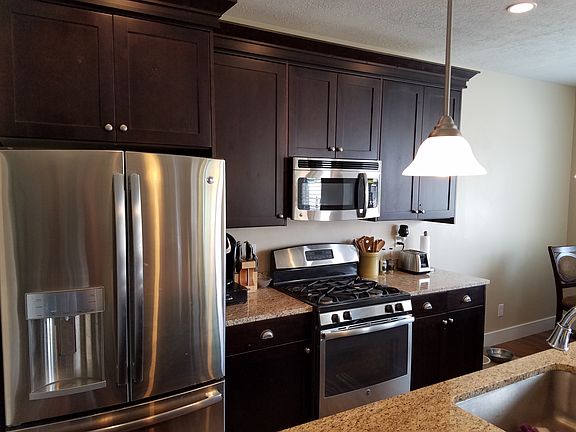 Kitchen w/granite counters