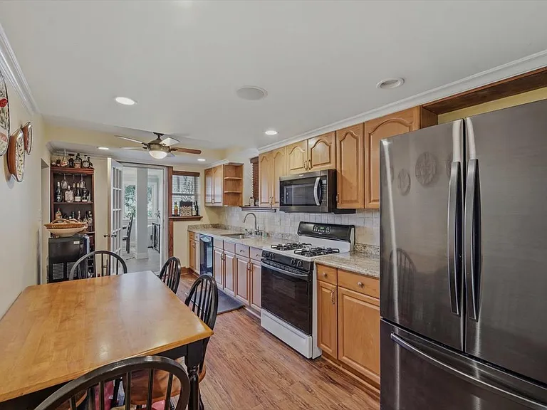 77 William St — Photo 36
