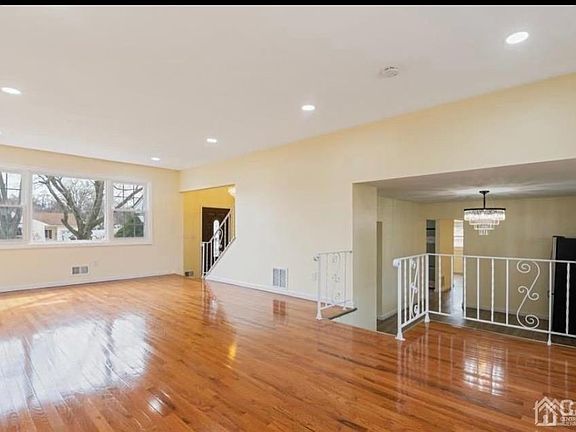3rd image of 9 Joanne Ct