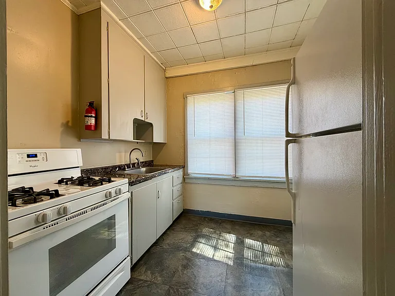 216 S 9th St #B — Photo 7
